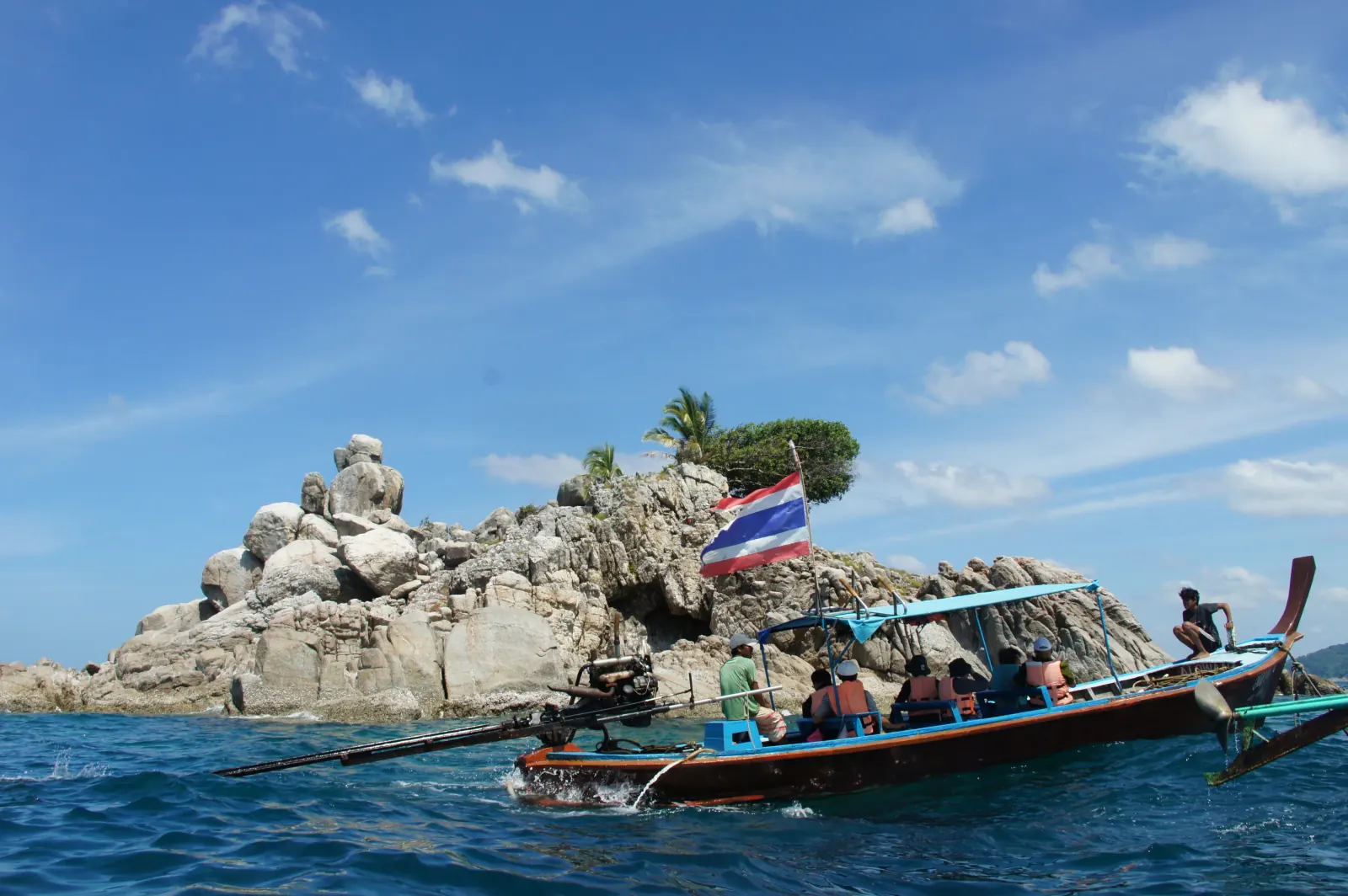 Türkisfarbenes Wasser und Kalksteinklippe bei Koh Waeo, vor Phukets Ostküste